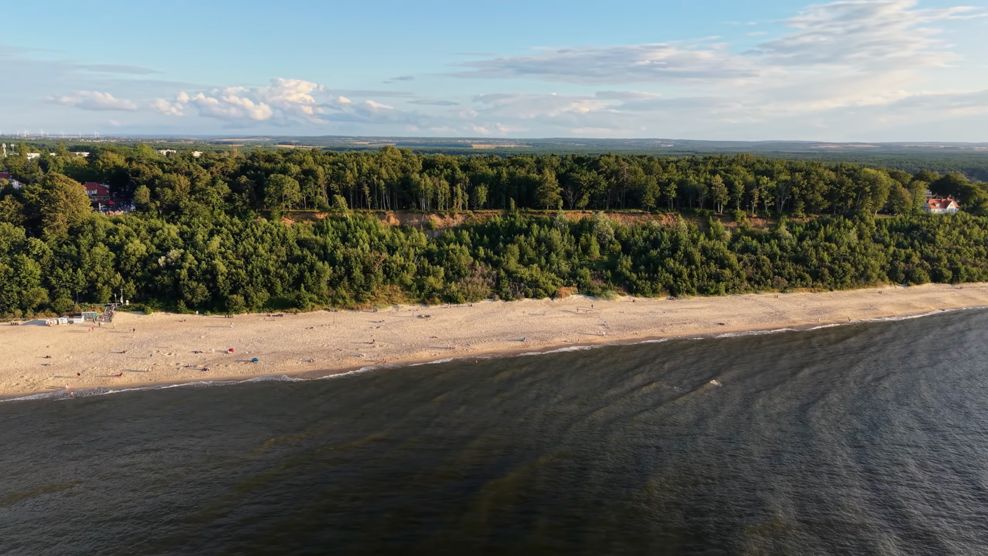 panorama Jastrzębiej Góry z lotu ptaka od strony morza i plaży